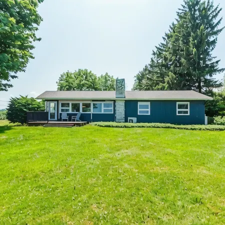 Lakefront Midcentury Cottage Hotels in Wayne County