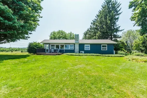 Lakefront Midcentury Cottage