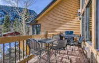 Beautiful 3 bedroom with private hot tub, walkable to town and trails