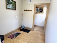 2-Bedroom Apartment in the Heart of Downtown Munising 머니싱 호텔