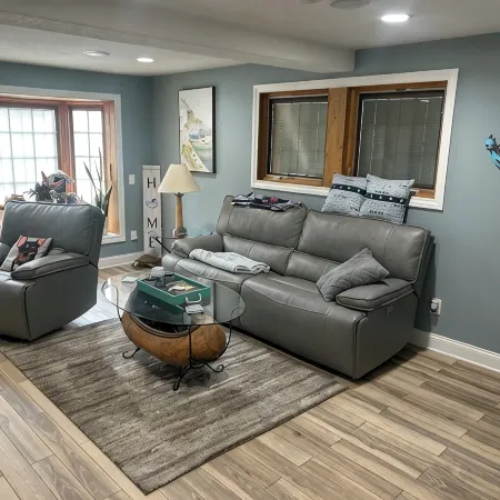 Comfy lake home on the water mins from cp, sports force, downtown and the jet
