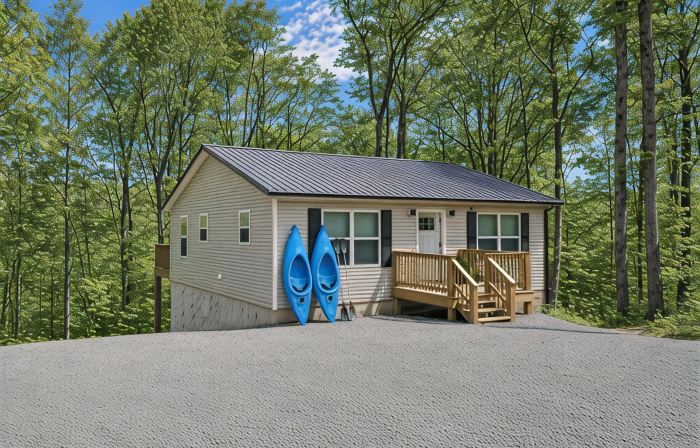 4 Bedroom Lakehouse w/ Hot Tub, Firepit, & Game Room