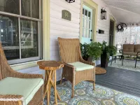 "Charming Cottage with Spacious Porch, Walking Distance to Top Attractions - บ้านพักหลังเล็ก