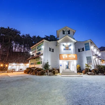 Gangneung Gyeongpo Pine Pension Отели рядом с достопримечательностью «Павильон Кёнподэ»