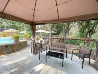 Posada Haus, Rustic Wundercove Cottages -Access to Shared Pool and River - Wi-Fi