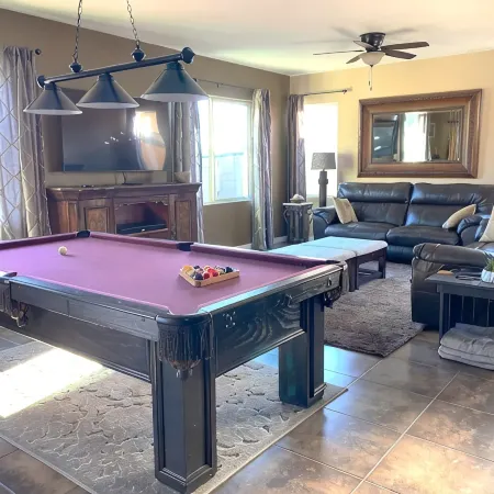 Private Heated Pool - Free Pool Heat, Fire-Pit, Pool Table, Bar, Dog-Friendly!