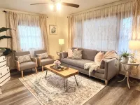 Coastal Charm meets Farmhouse living in a cozy single-family. 8 min to Mayo. - บังกะโล