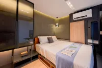 Industrial Modern 1BR Loft at Apartment Collins Boulevard By Travelio - 4-Star
