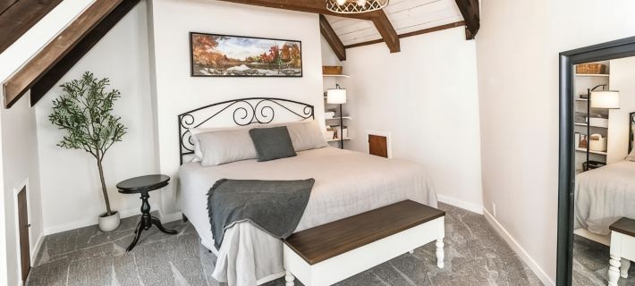 Remodeled Lofted Apartment over Ooey Gooey Café Hotels in Brown County