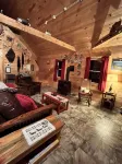 Knotty pine log cabin - boating, fishing, ATV trails and hiking! - Wifi