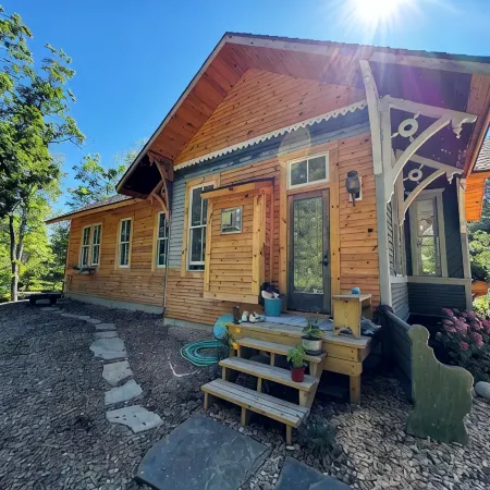 Charming & renovated airy Train Depot turned cottage steps from Lake Michigan
