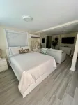 Flamingo Cottage Summer Fun. Pool, Boating, Fishing Lobster Season.
