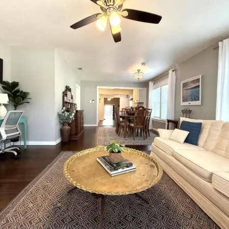 Spacious Vintage Gem - Big Yard - Close to Downtown & Schreiner - Dogs Welcome!