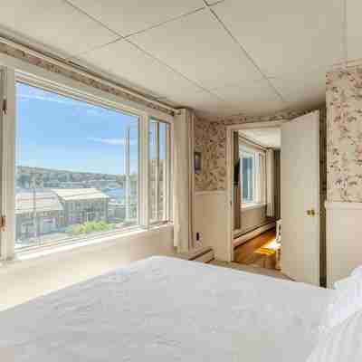 Coastal downtown 1 Bed, 1 Bath, full kitchen w/ harbor view Rooms