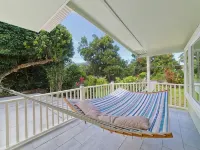 Mountain Oasis: Modern Plantation Home Hotéis em Captain Cook