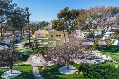 15,000 sqft Mansion 5 min from strip! 1.5 acre compound. Hotels in 