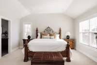 Nest out west in this professionally designed 2 BD/3 BA townhome. Sleeps 6.