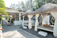 Costas De Liwa Bar & Beach Resort