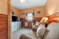 Rustic charm/Cozy comfort-1-bedroom cabin/Ozark view nestled by Bull Shoals Lake