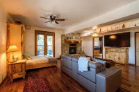 Luxe Log Home+Views+Hot Tub+Fire Pit+Open Air Game Room + Red Rocks - 4-Star