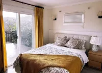 4 big bedrooms 2bathroom with tub and shower6mins to airport 20mins to downtown - 방갈로