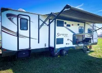 Spacious Travel Trailer with AC in Stevensville