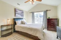 Spacious Retreat Near RDU ~ Pool, BBQ, Fast Wi-Fi & Easy Self Check-In - Homestays