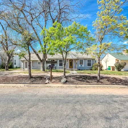 Spacious 2 Master Suites On Live Oak Street