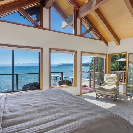 Lake Front Retreat With Your Private Beach & Hot Tub