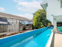 Monday Capsule Hostel and Thai Traditional Bath Bangkok Các khách sạn gần Trường Debsirin