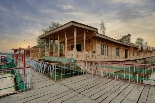 Prince of Kashmir Luxury Houseboat