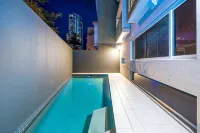 Large home, pool, Central, Walk to Beach 5 min - ヴィラ