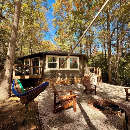 Cozy Elegant Roundhouse Nestled in Woods, 5min from Downtown, with Hot Tub!