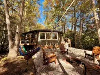 Cozy Elegant Roundhouse Nestled in Woods, 5min from Downtown, with Hot Tub! - Chalets