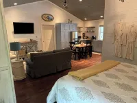 Cozy cabin in our private woods, close to a bike trail, winery, and lakes - シャレー