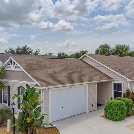 Perfect Location 2/2 Villa in Creekside Landing walking distance to Lake Sumter