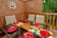A Top Notch Lodge Cozy Cabin 3 Miles to Downtown Gatlinburg - 샬레 호텔