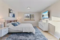 The NorthWest Vibes 6bd/3ba  w/GameRoom Covered String Light Deck w/ BBQ&Firepit - พร้อมระเบียง