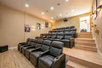 New! Epic lakefront home with indoor pool! - 4つ星