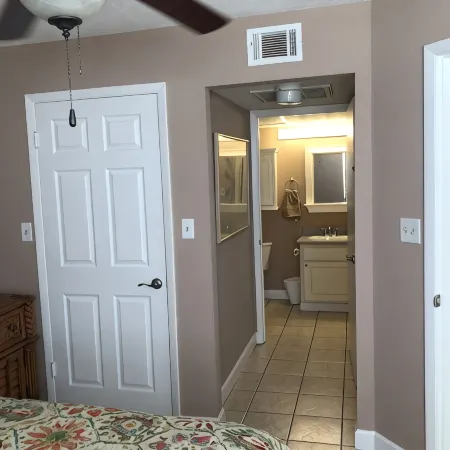 Precious Condo, 3 Blocks to Beach.. Happy Place!