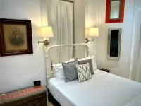 Marfa House Fronteriza--Central and Accessible Hotels in Marfa