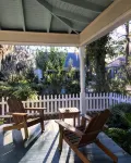 Charming bungalow with wraparound porch in Thunderbolt - Homestays