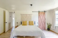 Cozy basecamp minutes from waterfalls, hiking and climbing