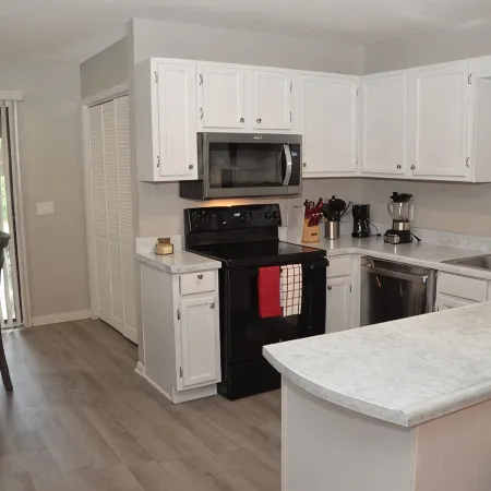 Gold Leaf Getaway: Cozy 2-bd apt in quaint Daleville, Streaming, WiFi, Near Base