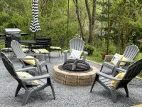 Twin Maples Farmhouse-Walk to Dining, Shops & Pubs - 4-Star