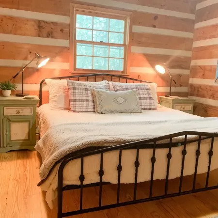 Cozy Cabin in woods with Hot Tub, Porch Swing Bed and Fire Pit in Aska Adventure