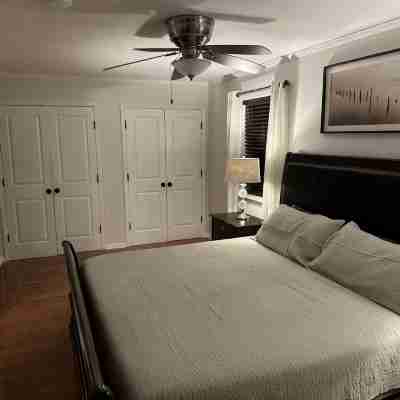 The Gray Horse. Cozy and inviting home in the center of everything Saratoga! Rooms