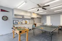Family compound in North Tacoma!  Large house, guest house, game room, koi pond! - 4성급