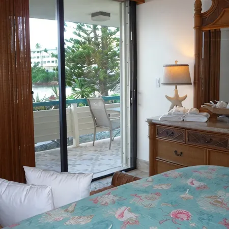 Prime Oceanfront, Remodeled St. Thomas 2BR/2BA Condo-Poolside, W/D, & Dining