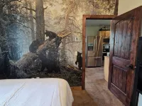 Themed Bear's Den Cabin__nestled in the pines minutes outside of Glacier Park. 科勒姆住宿飯店